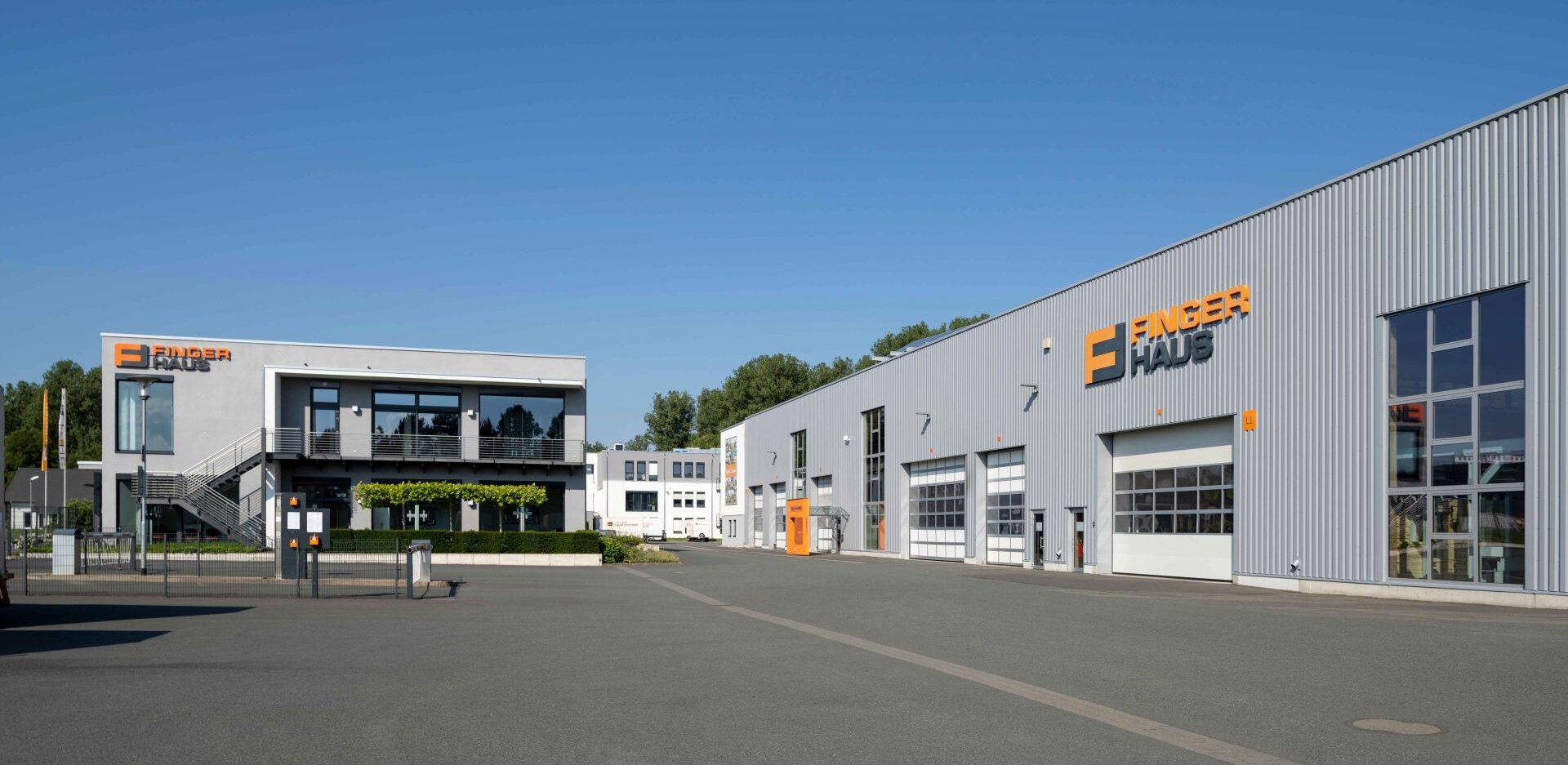 Außenansicht der FingerHaus-Produktion und der Verwaltungsgebäude am Firmenstandort in Frankenberg mit modernen Hallen und Bürogebäude.
