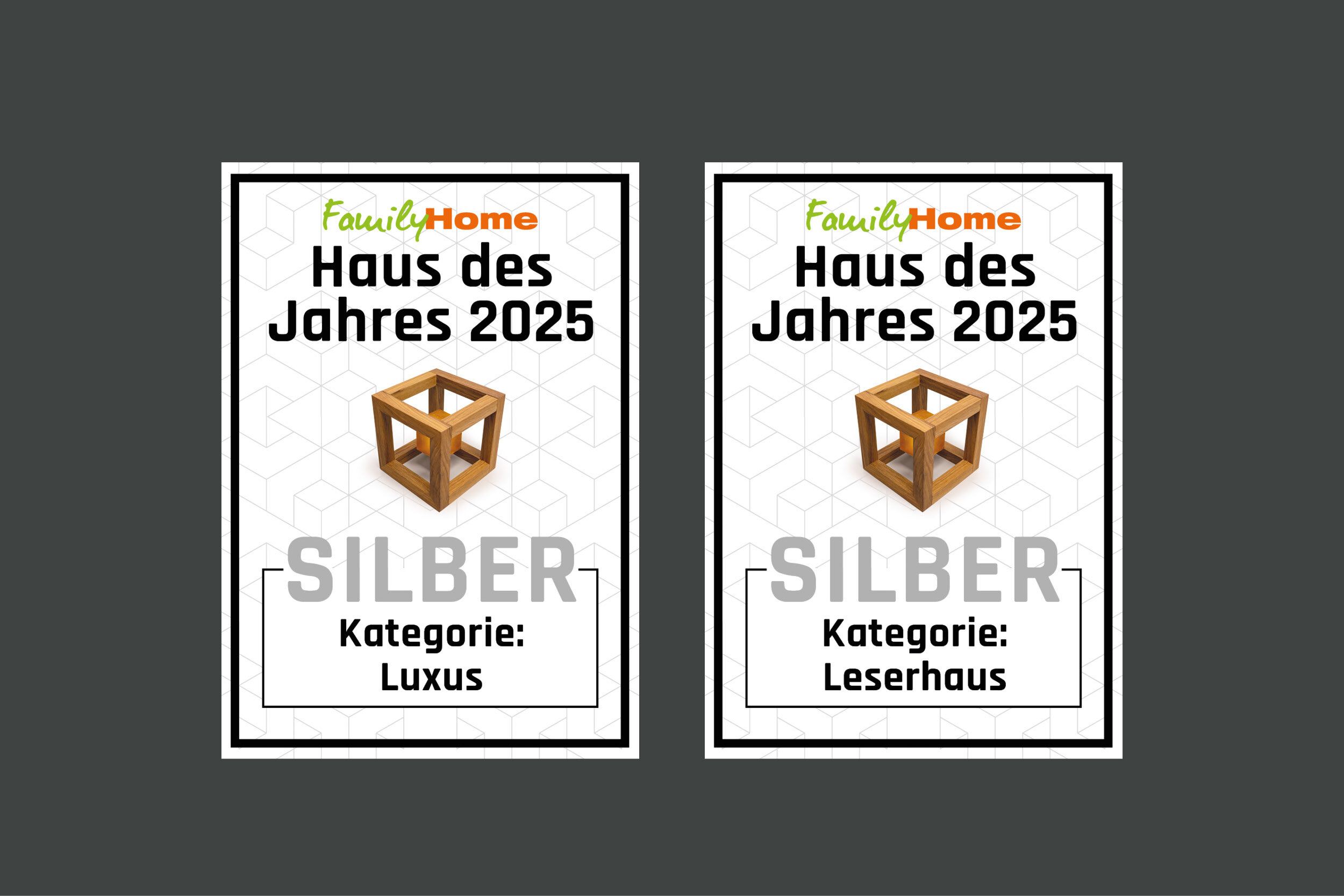Zwei Auszeichnungen für das "Haus des Jahres 2025" von FamilyHome mit silberner Trophäe, eine für die Kategorie Luxus, die andere für die Kategorie Leserhaus.