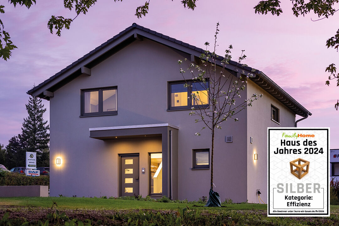 Das FingerHaus-Musterhaus ARTIS in Würzburg bei Abendlicht, ausgezeichnet von FamilyHome als „Haus des Jahres 2024“ in Silber in der Kategorie Effizienz.