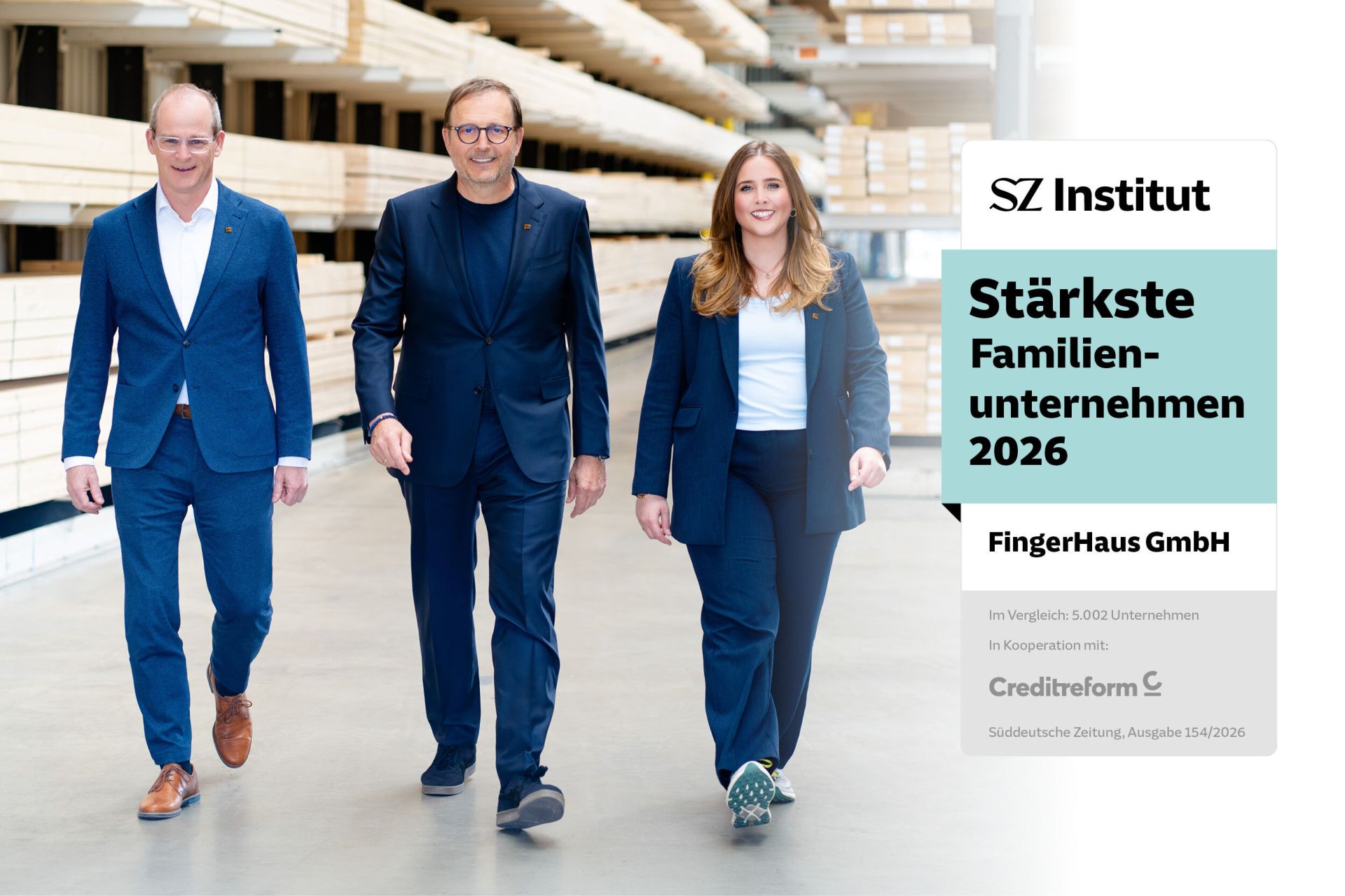 Drei Mitglieder der FingerHaus-Geschäftsführung gehen durch eine Produktionshalle mit Holzbauteilen. Rechts ist die Auszeichnung „Stärkste Familienunternehmen 2026“ des SZ Instituts eingeblendet.